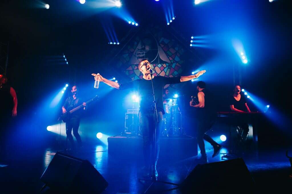 חנן בן ארי בהופעה. | אורית פניני