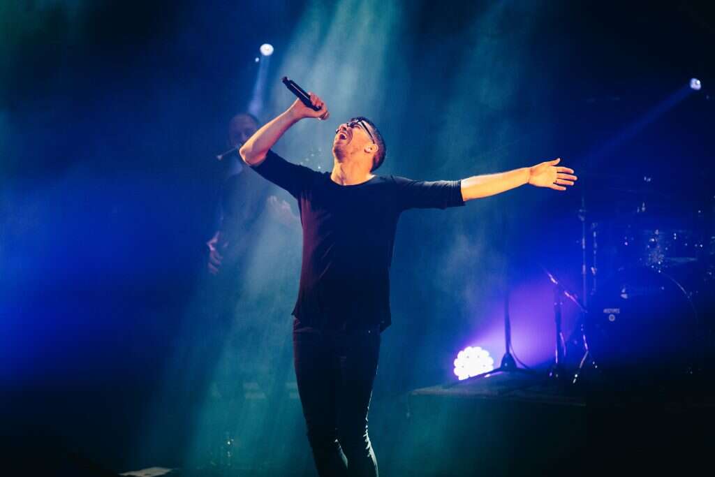 חנן בן ארי בהופעה. | אורית פניני