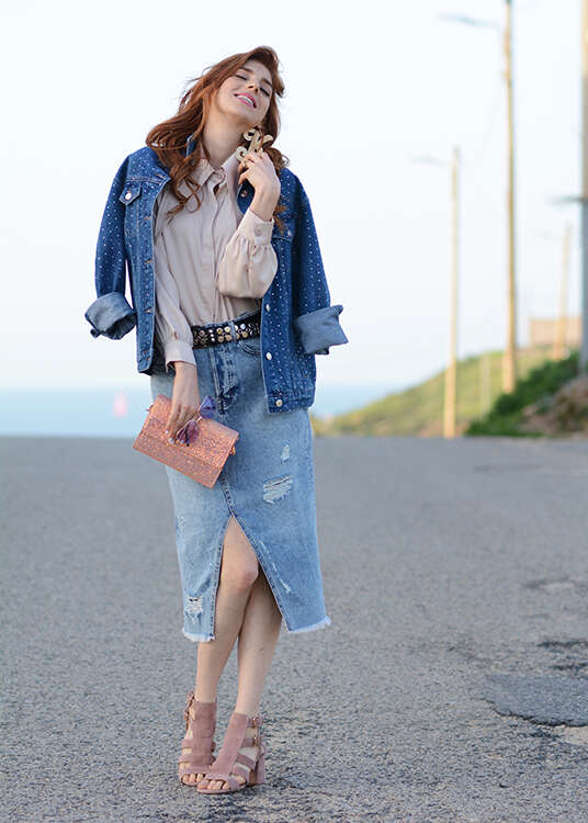 שנות ה-80. זקט: טופ שופ, חולצה וחגורה: TOPPATSU, חצאית ומשקפי שמש: H&amp;M, קלאץ' ונעליים: טופשופ. | ירדן הראל