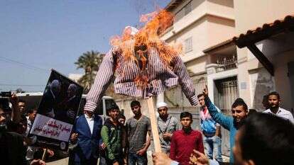הפגנה נגד אבו מאזן בעזה. | AFP הפגנה נגד אבו מאזן בעזה. | AFP