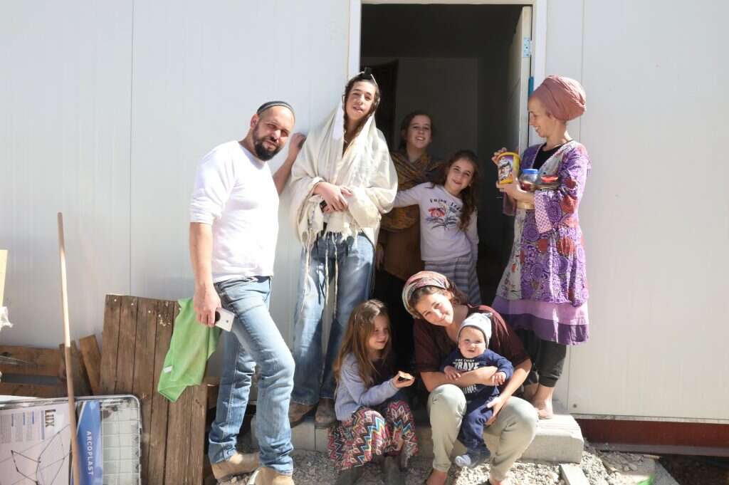 משפחת ניזרי מהיישוב עמיחי. | מרים צחי