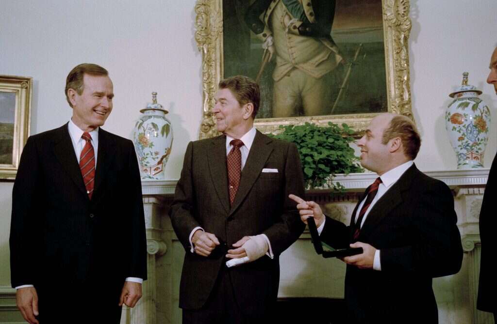 שרנסקי מקבל מדליה נשיאותית מהנשיא ניקסון. | AP