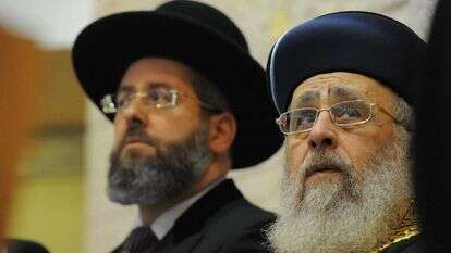 הרב יצחק יוסף והרב דוד לאו. | ראובן קסטרו