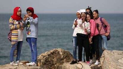 נערות פלסטיניות על חופי עזה. | AFP