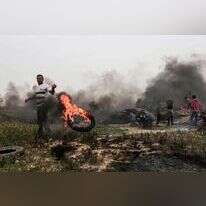 פלסטינים מתפרעים בגבול רצועת עזה. | AFP פלסטינים מתפרעים בגבול רצועת עזה. | AFP
