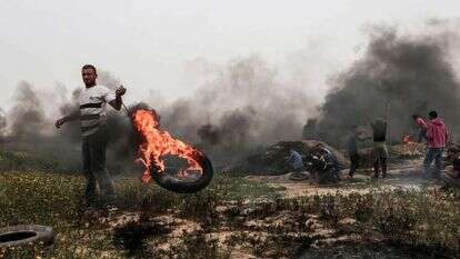 פלסטינים מתפרעים בגבול רצועת עזה. | AFP פלסטינים מתפרעים בגבול רצועת עזה. | AFP