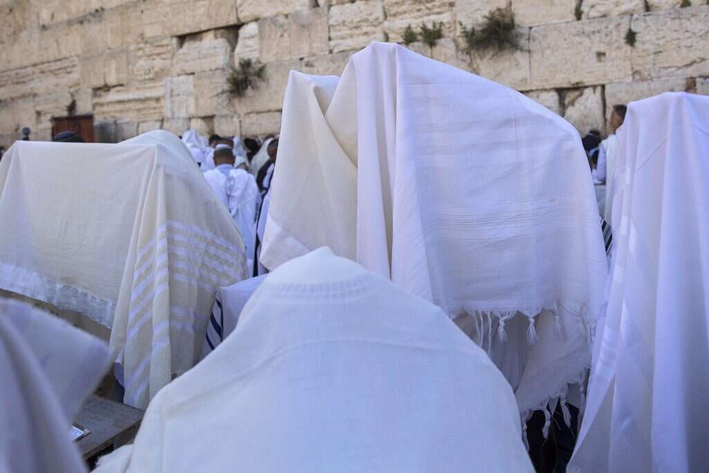 ברכת כהנים המסרותית ברחבת הכותל המערבי. | AP ברכת כהנים המסרותית ברחבת הכותל המערבי. | AP