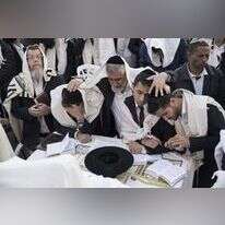 ברכת כהנים המסרותית ברחבת הכותל המערבי. | EPA