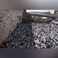 רחבת הכותל המערבי מלאה. | EPA