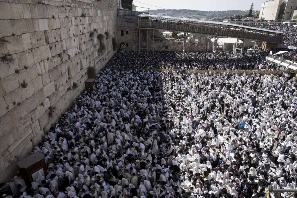 רחבת הכותל המערבי מלאה. | EPA
