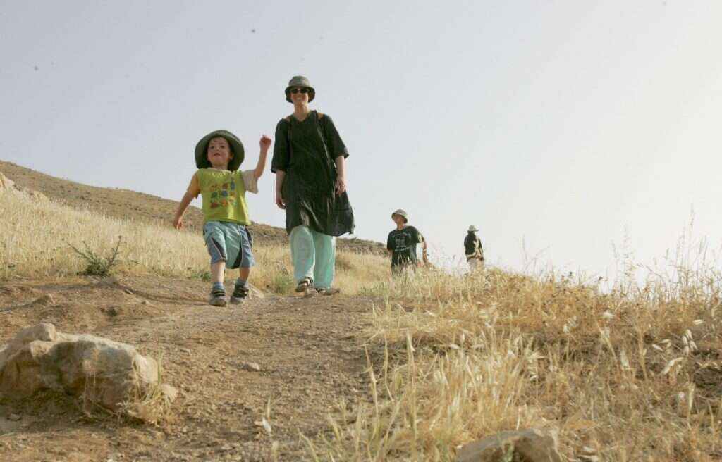 משפחה מטיילת. | מרים צחי משפחה מטיילת. | מרים צחי