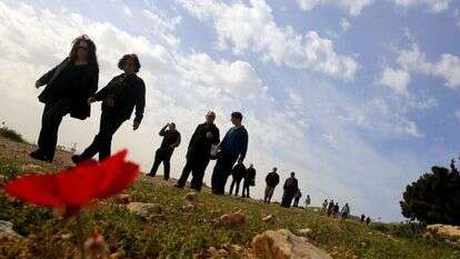 משפחה מטיילת. | מרים צחי משפחה מטיילת. | מרים צחי