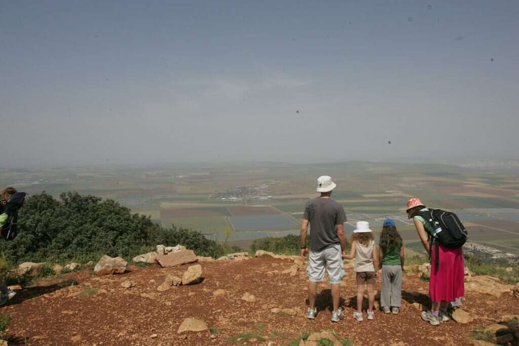 משפחה מטיילת. | מרים צחי משפחה מטיילת. | מרים צחי