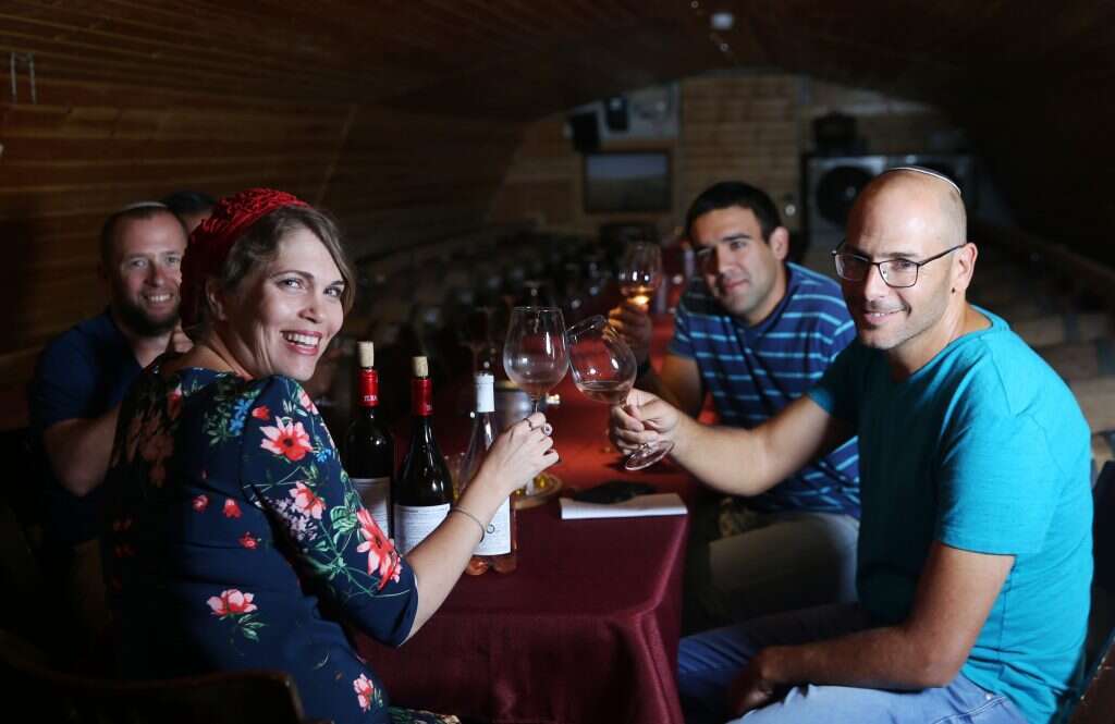 אטרקציה שמפעילה את כל החושים. סיור יקבים. | מרים צחי אטרקציה שמפעילה את כל החושים. סיור יקבים. | מרים צחי