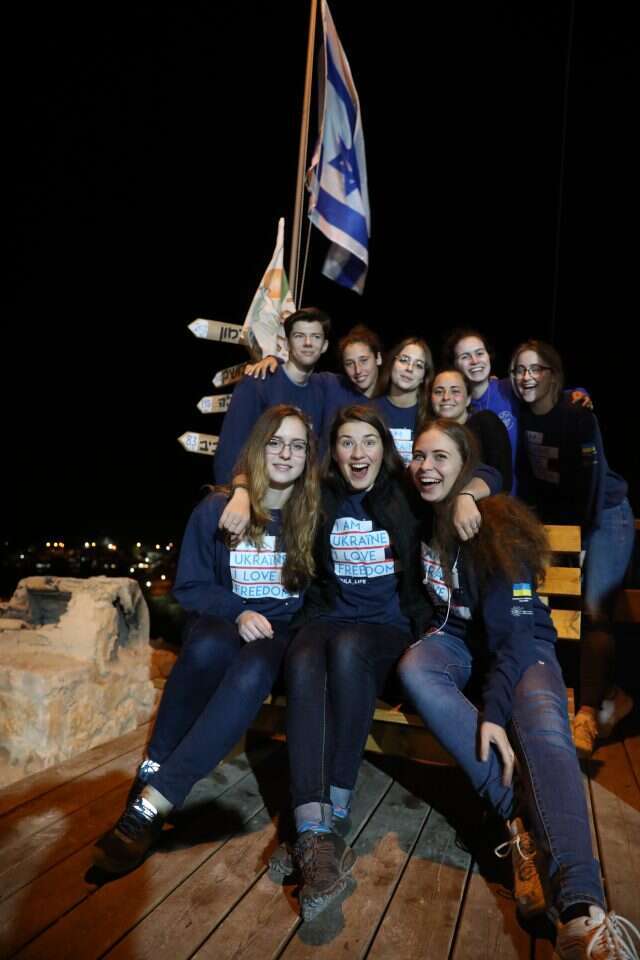 חניכים אוראינים בעין פרת. | מרים צחי חניכים אוראינים בעין פרת. | מרים צחי