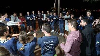 חניכים ישראלים ואוקראינים בעין פרת. | מרים צחי חניכים ישראלים ואוקראינים בעין פרת. | מרים צחי