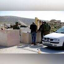 פלסטינים במחסום. למצולמים אין קשר לכתבה. | EPA