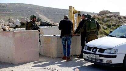 פלסטינים במחסום. למצולמים אין קשר לכתבה. | EPA