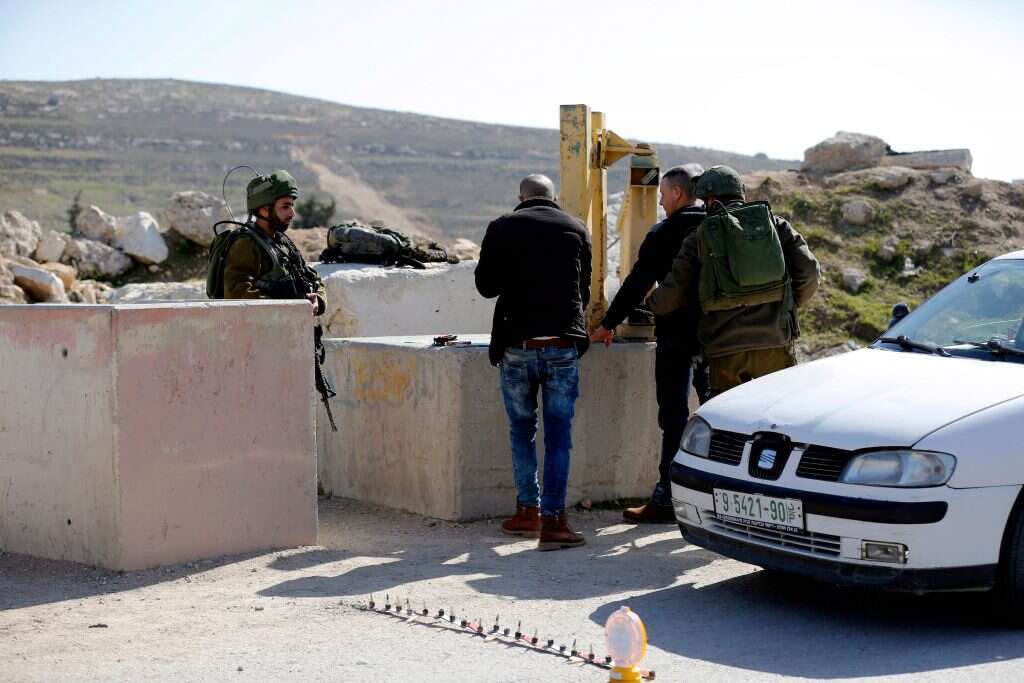 פלסטינים במחסום. למצולמים אין קשר לכתבה. | EPA