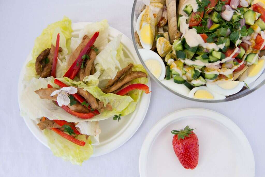 חזה עוף כרוך בחסה. | אפרת מוסקוביץ' חזה עוף כרוך בחסה. | אפרת מוסקוביץ'