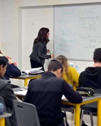 תלמידים בבית ספר. | אילוסטרציה: יוסי זליגר