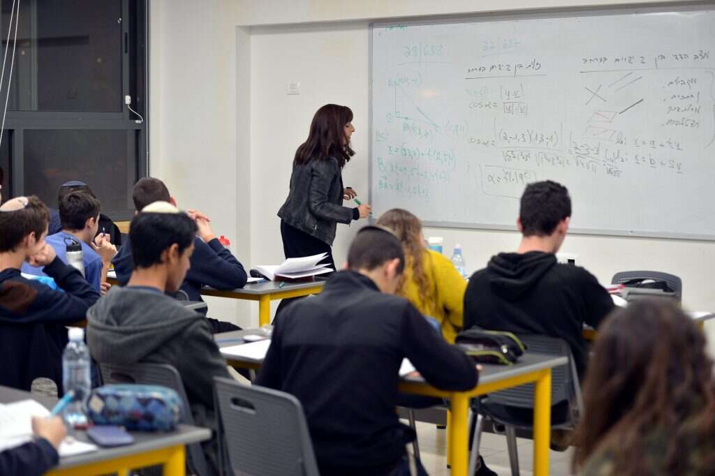 תלמידים בבית ספר. | אילוסטרציה: יוסי זליגר