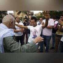 אזרחים מצרים חוגגים. | AP