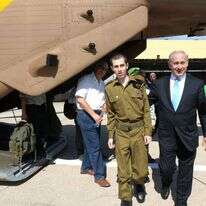 גלעד שליט בעת חזרתו לישראל לצד רה"מ נתניהו. | אבי אוחיון, לע''מ