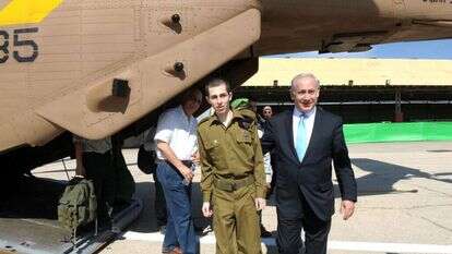 גלעד שליט בעת חזרתו לישראל לצד רה"מ נתניהו. | אבי אוחיון, לע''מ גלעד שליט בעת חזרתו לישראל לצד רה"מ נתניהו. | אבי אוחיון, לע''מ