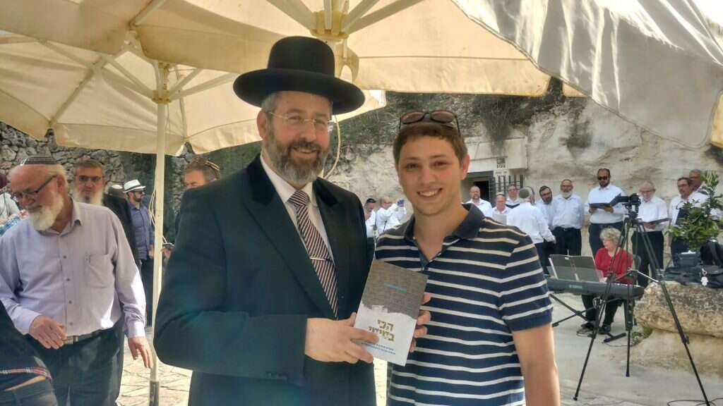 אדלשטיין עם הרב הראשי דוד לאו. | באדיבות המשפחה