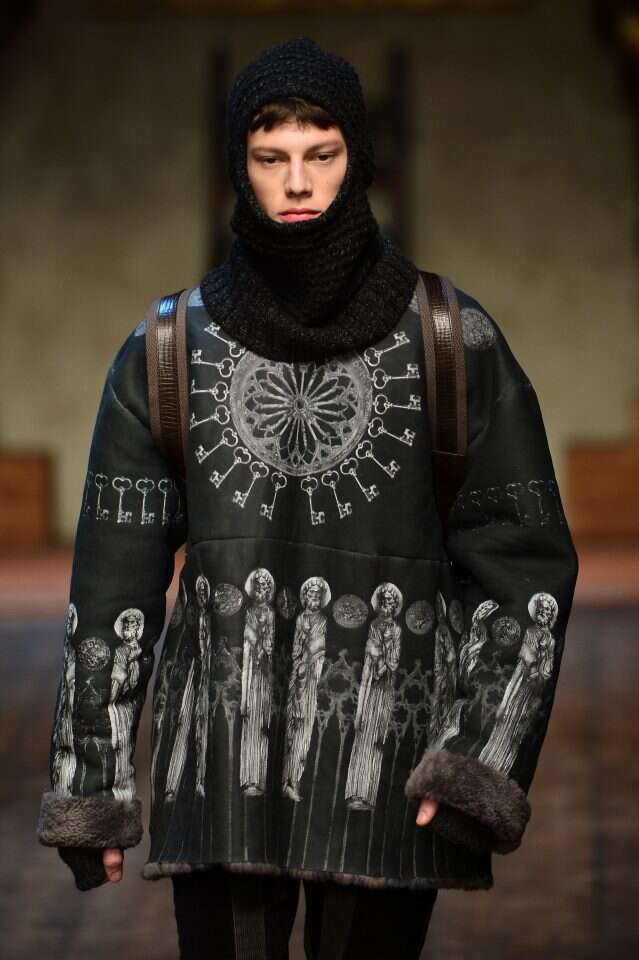 תצוגה אירופית בהשראת בגדי אבירים מימי הביניים. | AFP