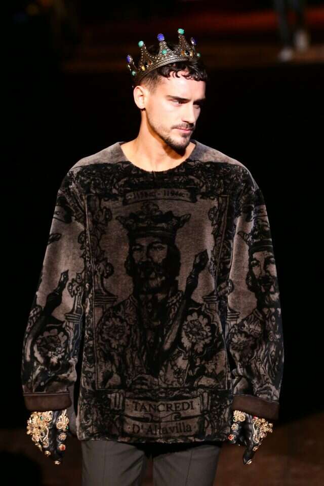 תצוגה אירופית בהשראת בגדי אבירים מימי הביניים. | AFP