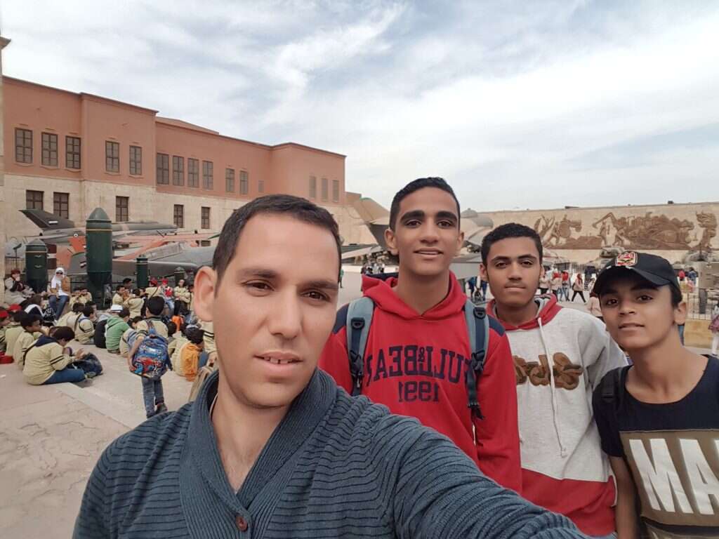 כתבנו עם הצעירים המצרים ליד מצודת צלאח א-דין. | אסף גבור