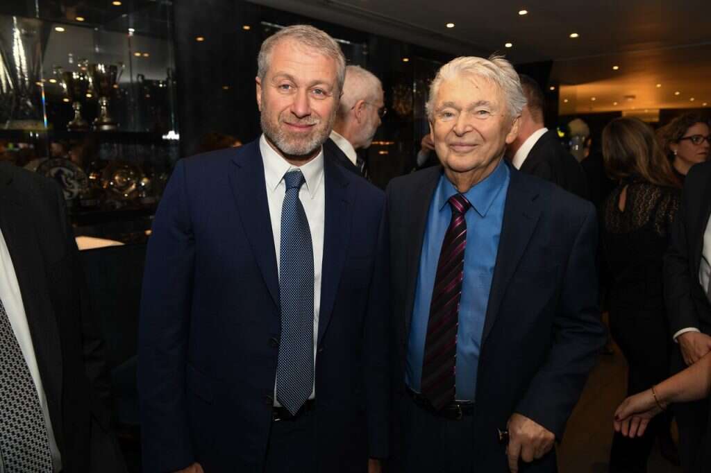 בעלי צ'לסי רומן אברמוביץ' וניצול השואה הארי ספירו. | שחר עזרן