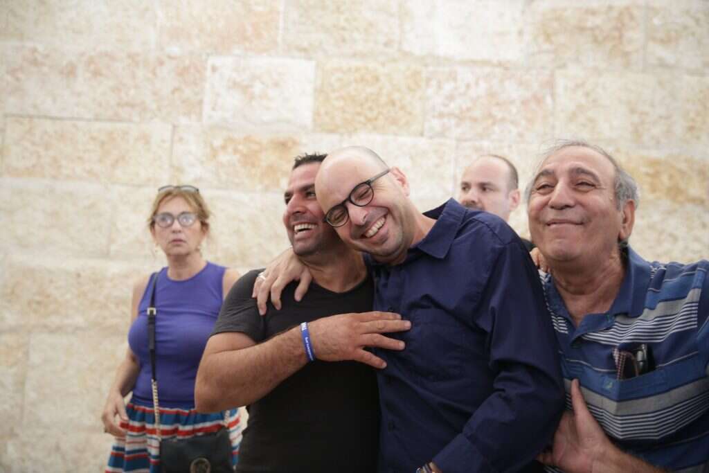 אלדד יניב ומני נפתלי חוגגים את פסיקת בג"ץ שהתיר להם להפגין ליד בית היועמ"ש. | מרים צחי