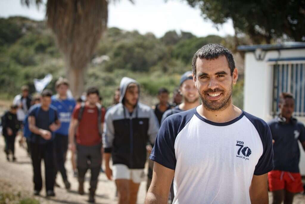 אליסף פרץ בצעדת השבעים. | אנצ'ו ג'וש, ג'יני