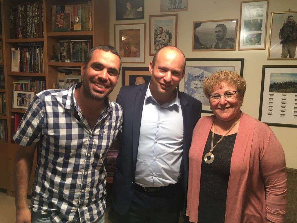 השר בנט מודיע למרים פרץ על זכייתה בפרס ישראל, יחד עם הבן אליסף. | דוברות משרד החינוך