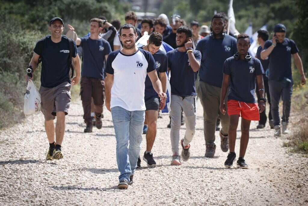 אליסף פרץ בצעדת השבעים. | אנצ'ו ג'וש, ג'יני
