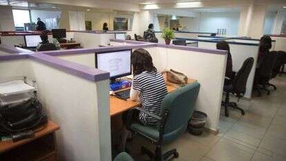 אישה חרדית בעבודה. | מנחם כהנא , AFP אישה חרדית בעבודה. | מנחם כהנא , AFP