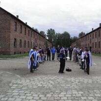 הרב רפי אוסטרוף מדריך מסע לפולין. | ג'וני ליפצר