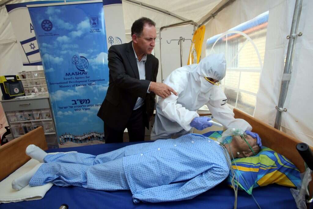 גיל השכל באירוע השקה למבצע "רפואה שלמה", הירתמותה של מדינת ישראל למאבק העולמי בנגיף האבולה. | יוסי זמיר