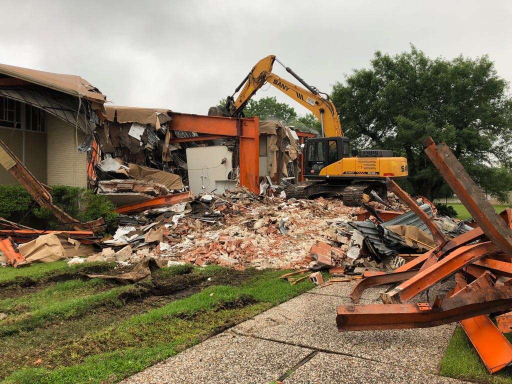 הריסות בית הכנסת שהוצף ביוסטון. | קונסול ישראל ביוסטון