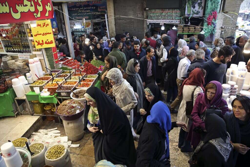 זו ההזדמנות לארח חברים מאיראן, להתארח אצלם, ולא לשכוח מתנות. חג הנורוז בטהרן. | AP
