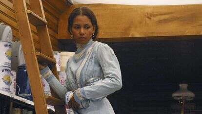 האלי ברי בתפקיד ג'ייני בסרט "עיניהם צופות באלוהים" שעובד על פי הספר, 2005. | גטי אימג'ס