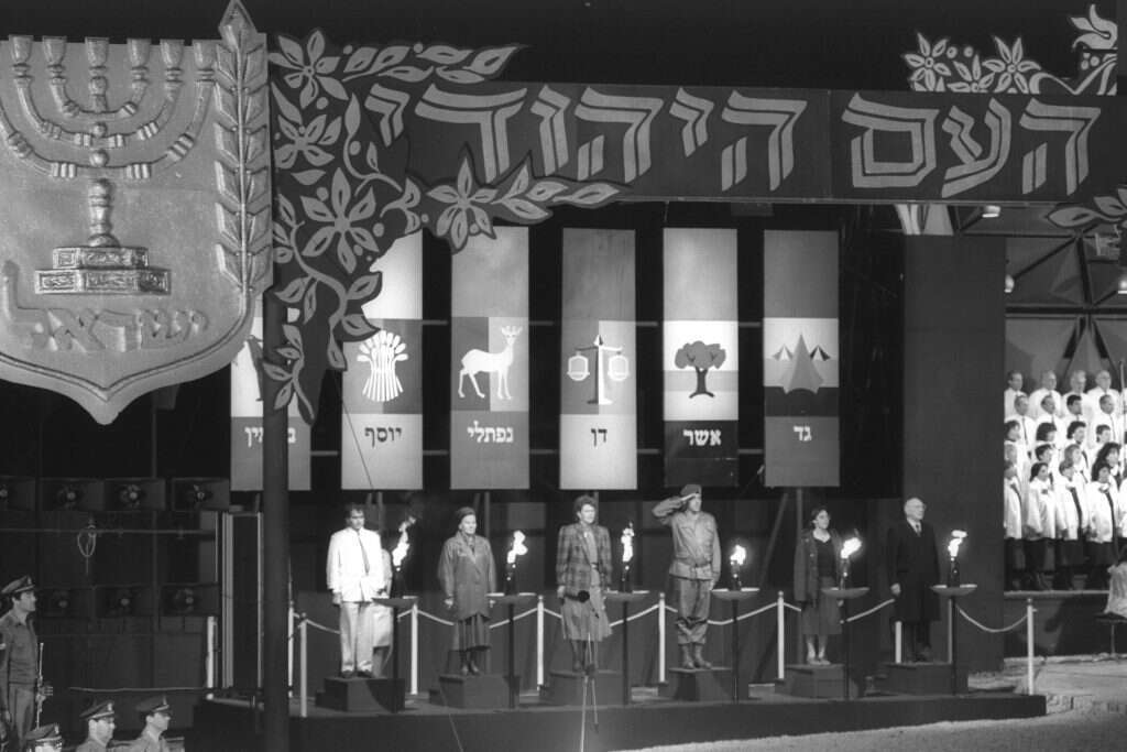 מדליקי המשואות בשנת 1988. | יעקב סער, לע"מ