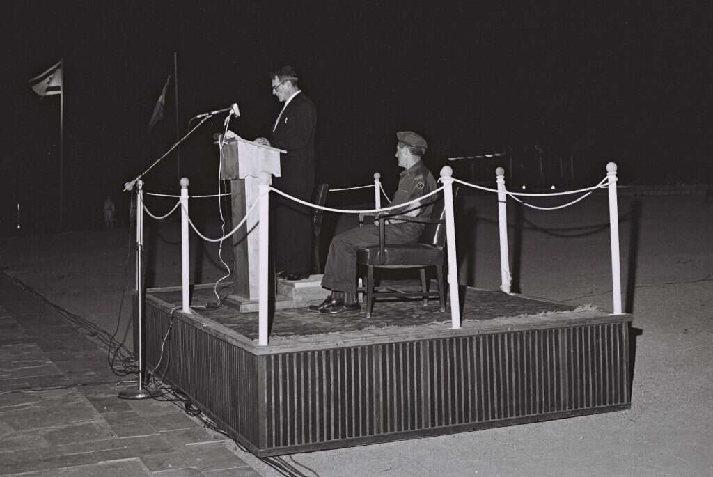 יו"ר הכנסת קדיש לוז נואם בטקס, 1960. | לע"מ