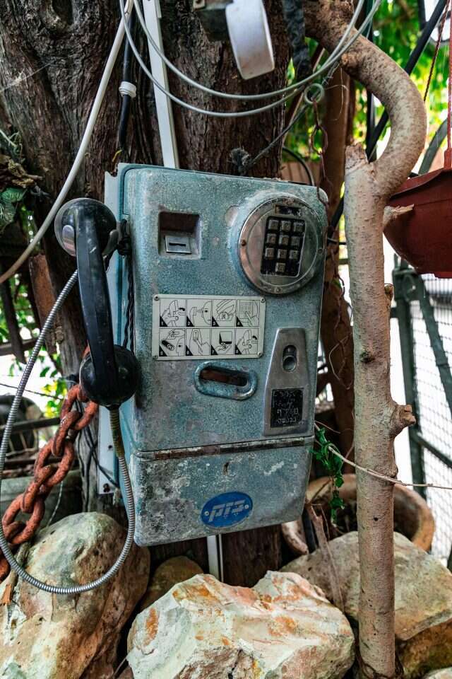 טלפון ציבורי ישן. | ענת חרמוני, פלאש 90