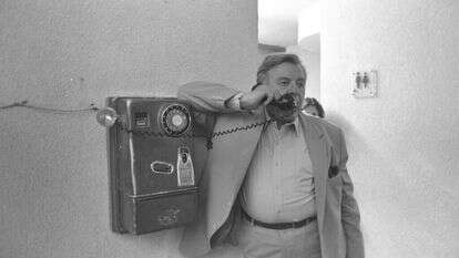 טדי קולק משוחח בטלפון בירושלים, 1985. | נתי הרניק, לע"מ