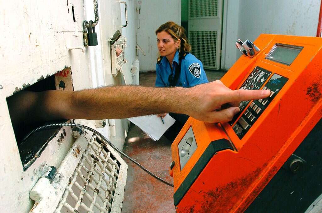 אסיר בבידוד בכלא איילון. | נתי שוחט, פלאש 90