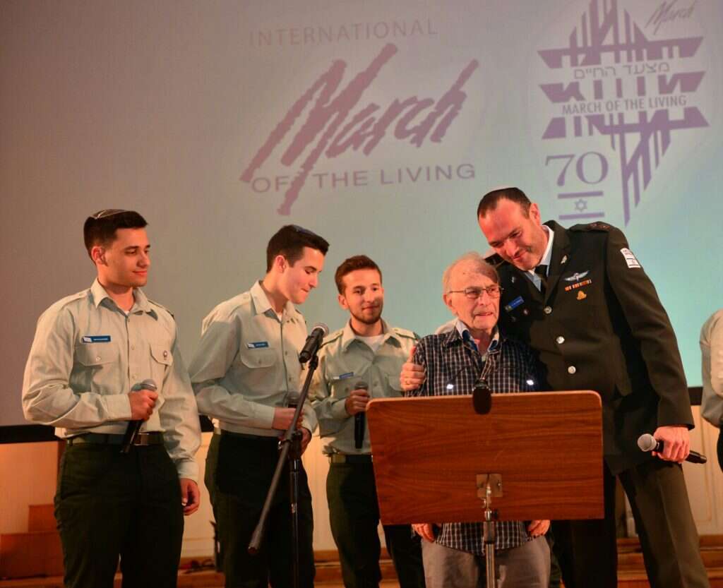 החזן הראשי לצה"ל שי אברמסון וניצול מחנה אושוויץ האנק ברודט. | יוסי זליגר